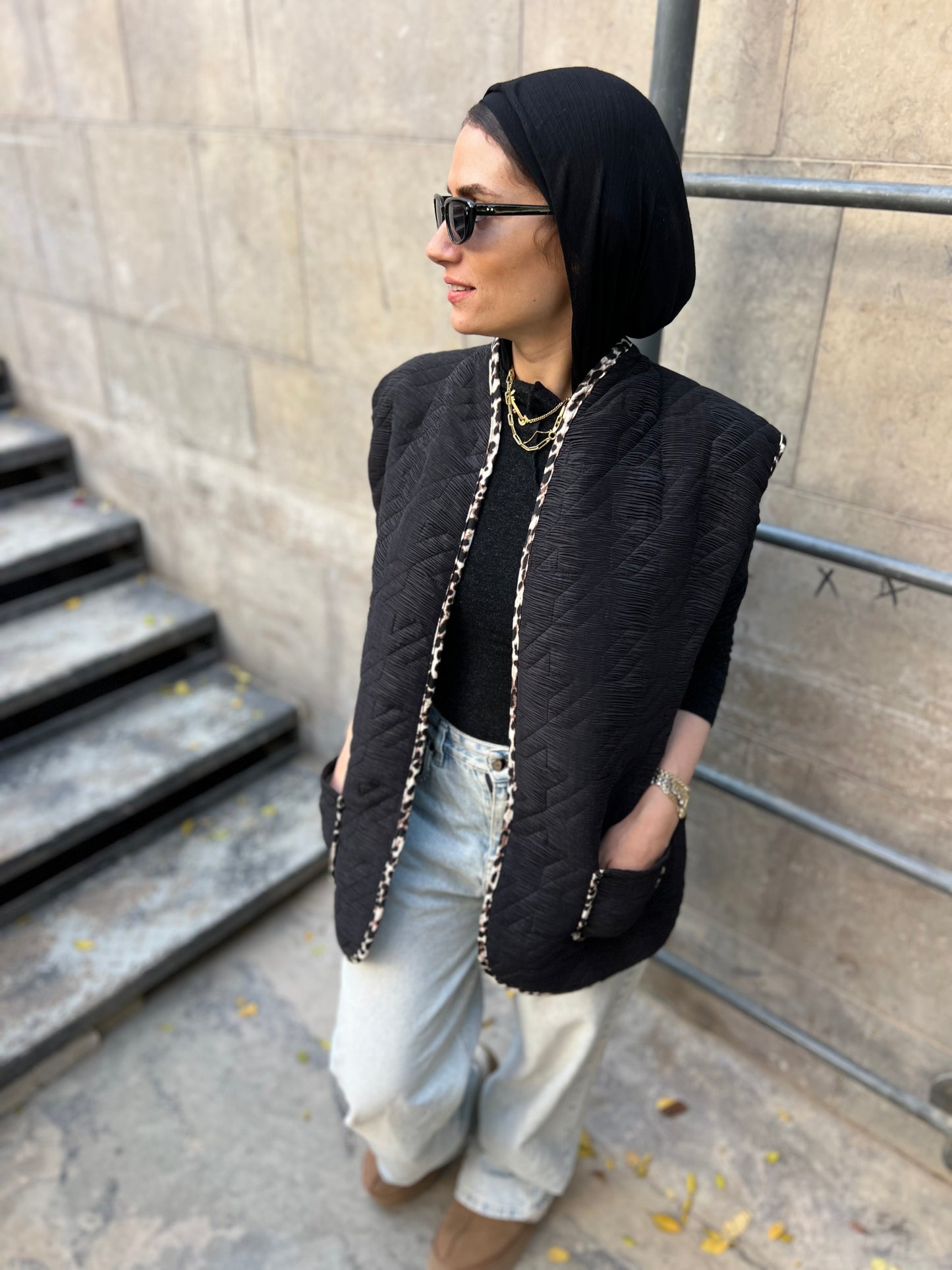 Leopard lining puffed star in black