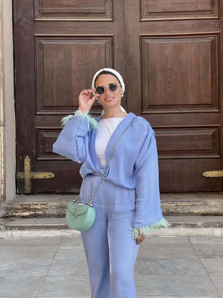 The shimmer draped shoulder with feathers set